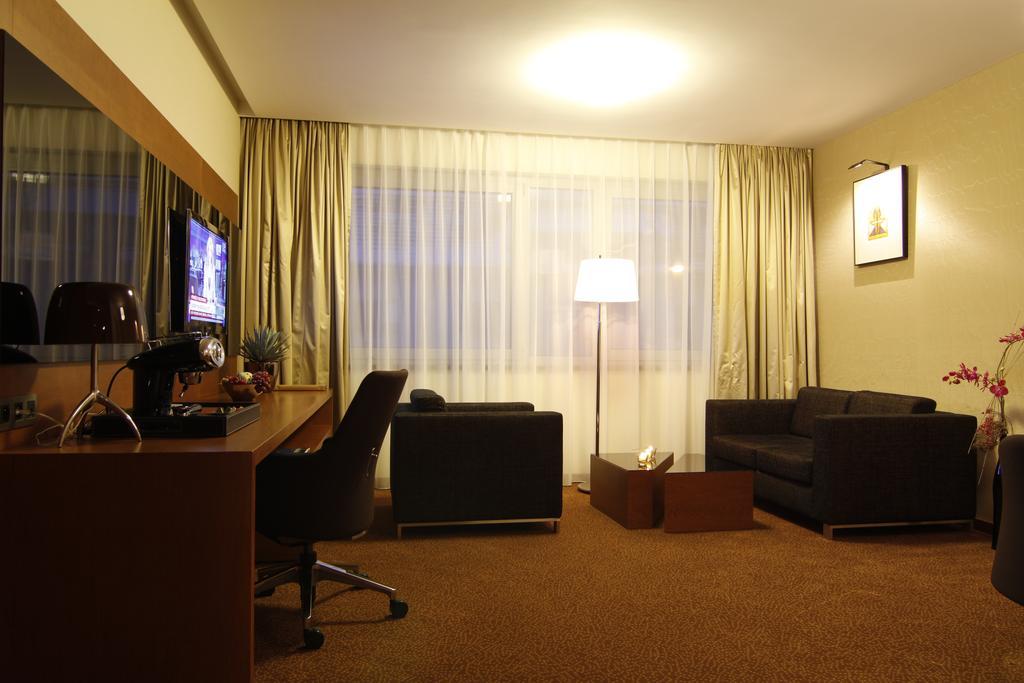 Mikado Hotel Nitra Rum bild