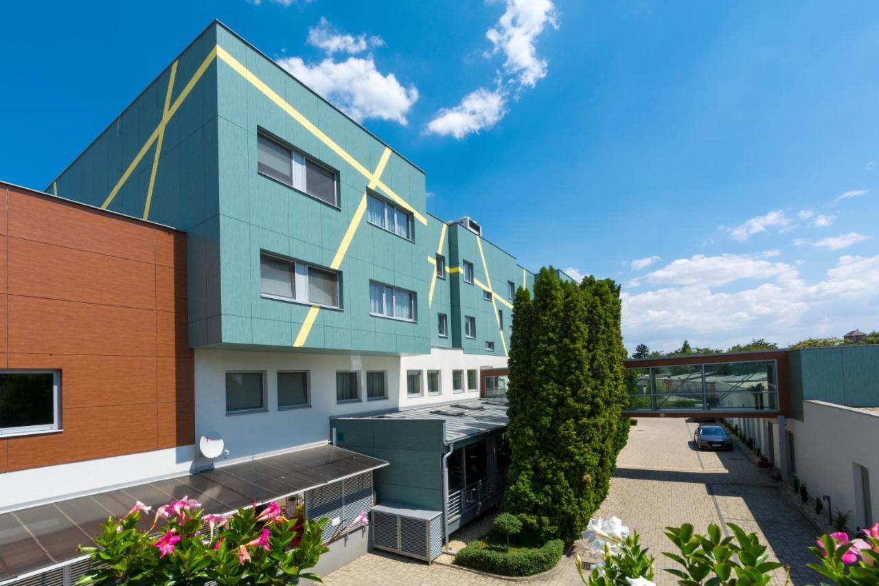 Mikado Hotel Nitra Exteriör bild